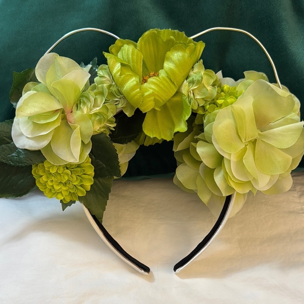 Green Heart-Shaped Floral Hair Accessory